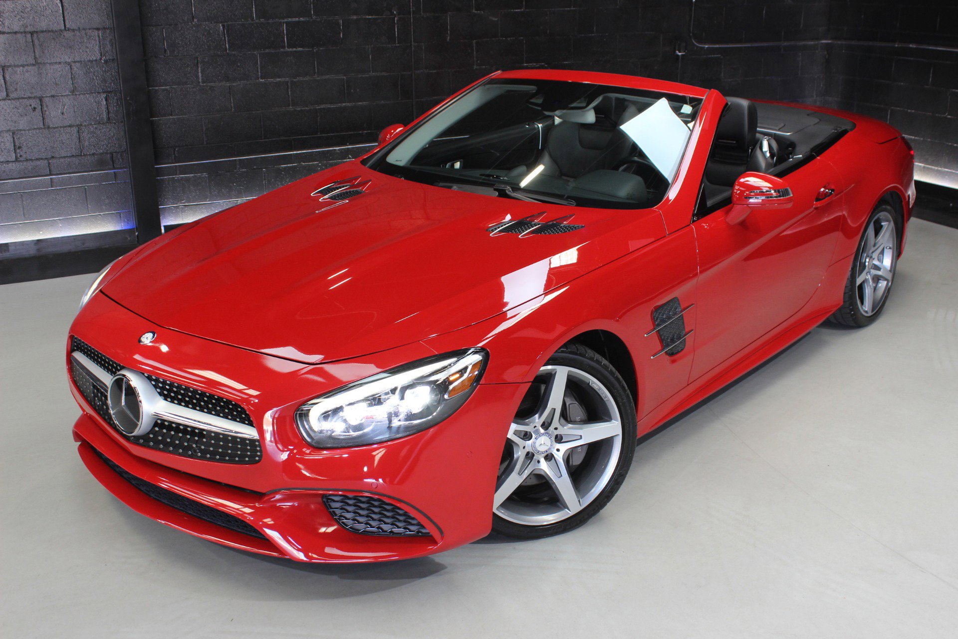 Used 2017 Mercedes-Benz SL 550 w/ Driver Assistance Package image 5