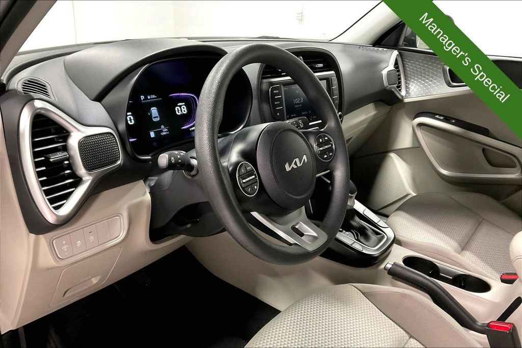 Used 2025 Kia Soul LX w/ LX Technology Package FWD image 16