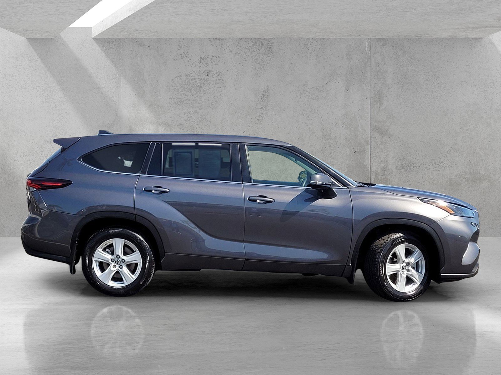 Used 2024 Toyota Highlander LE AWD/4WD image 3