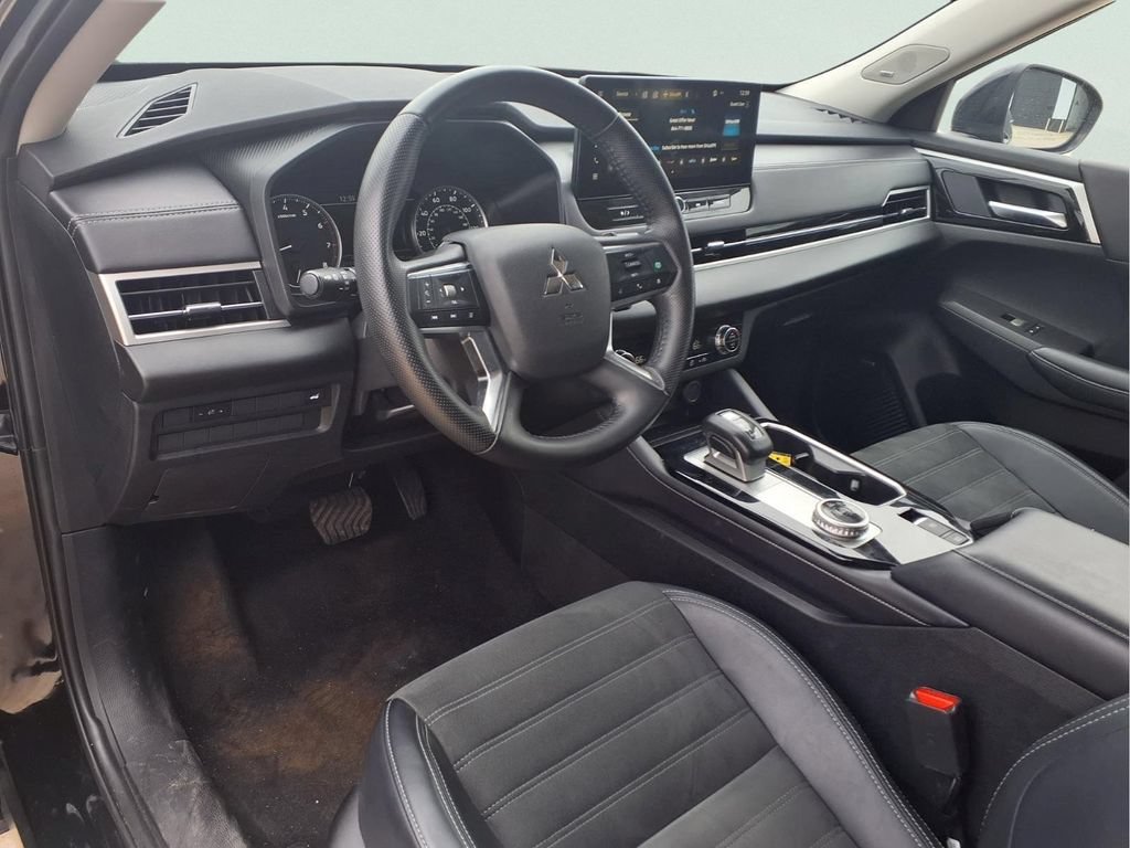 Used 2025 Mitsubishi Outlander SE FWD image 4