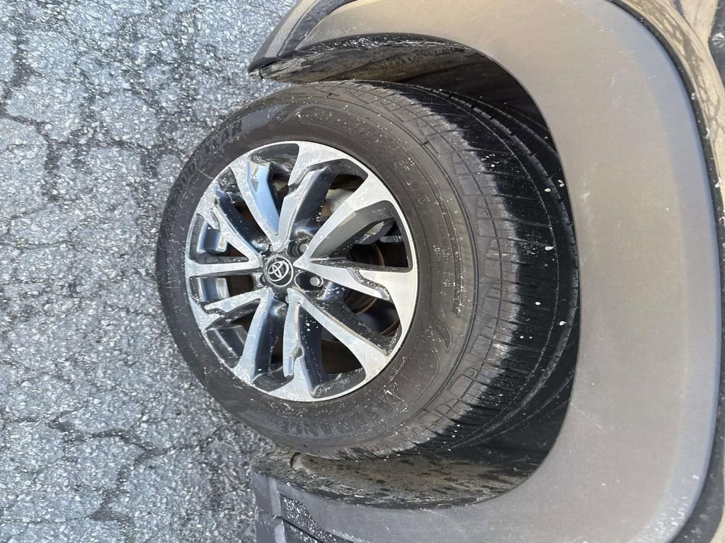 Used 2022 Toyota Corolla Cross XLE image 11