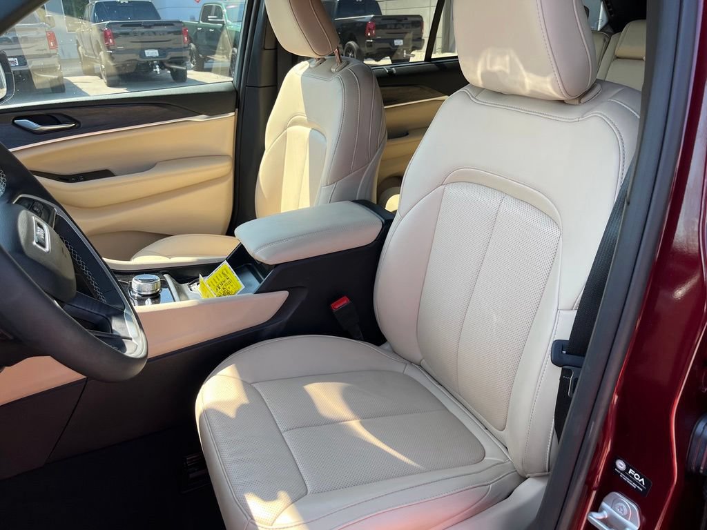 Used 2025 Jeep Grand Cherokee Limited w/ Luxury Tech Group II AWD/4WD image 8
