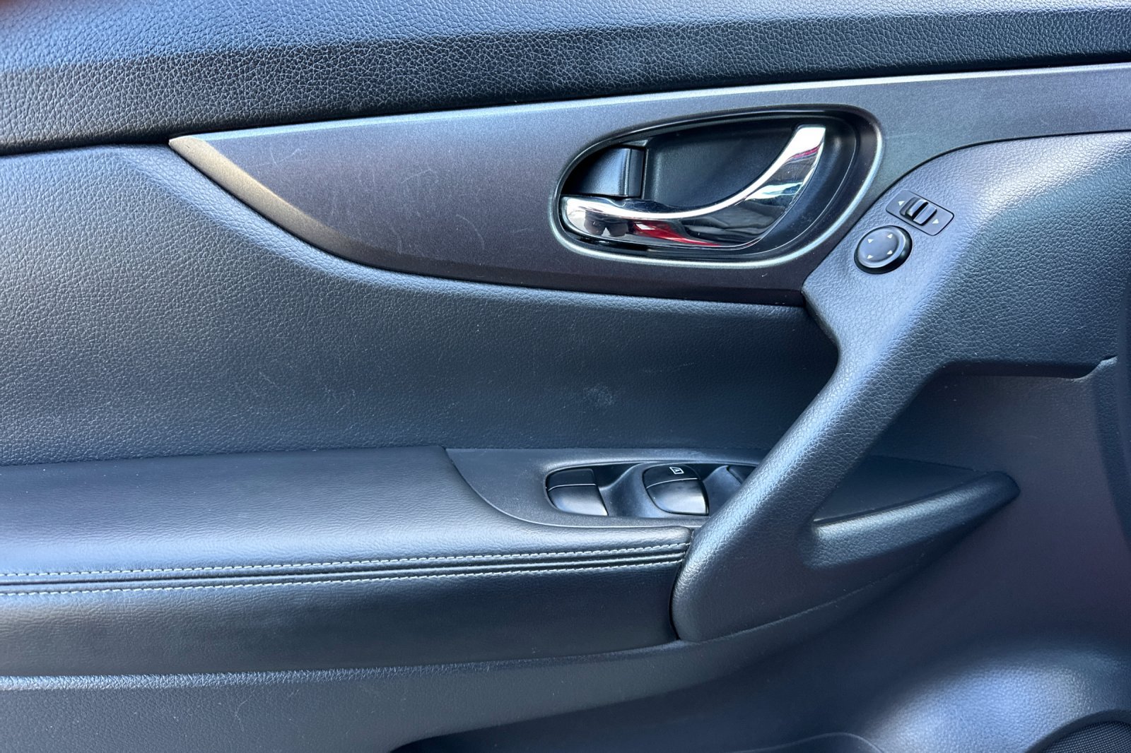 Used 2016 Nissan Rogue SV FWD image 10