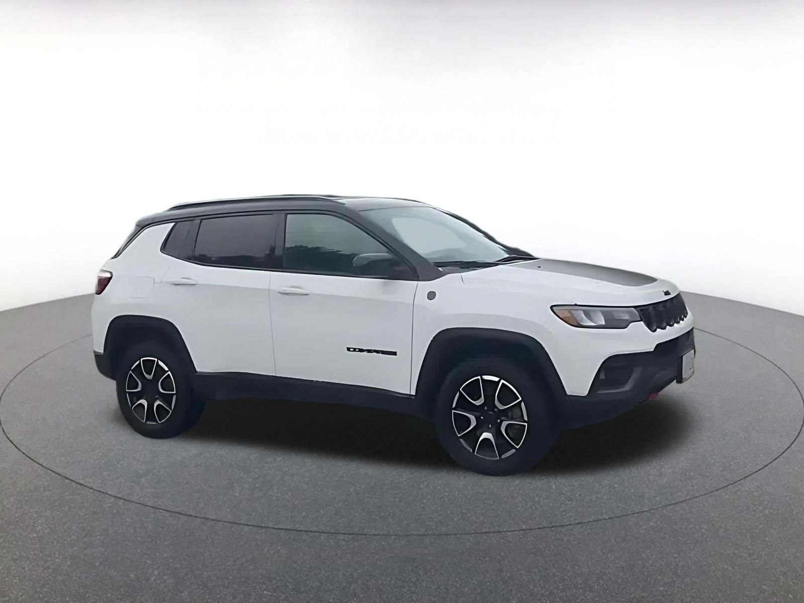 Used 2025 Jeep Compass Trailhawk AWD/4WD image 2