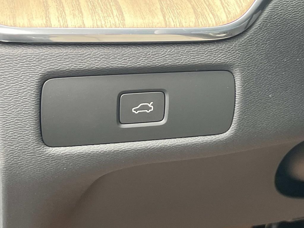 New 2026 Volvo XC60 B5 Plus w/ Climate Package image 23