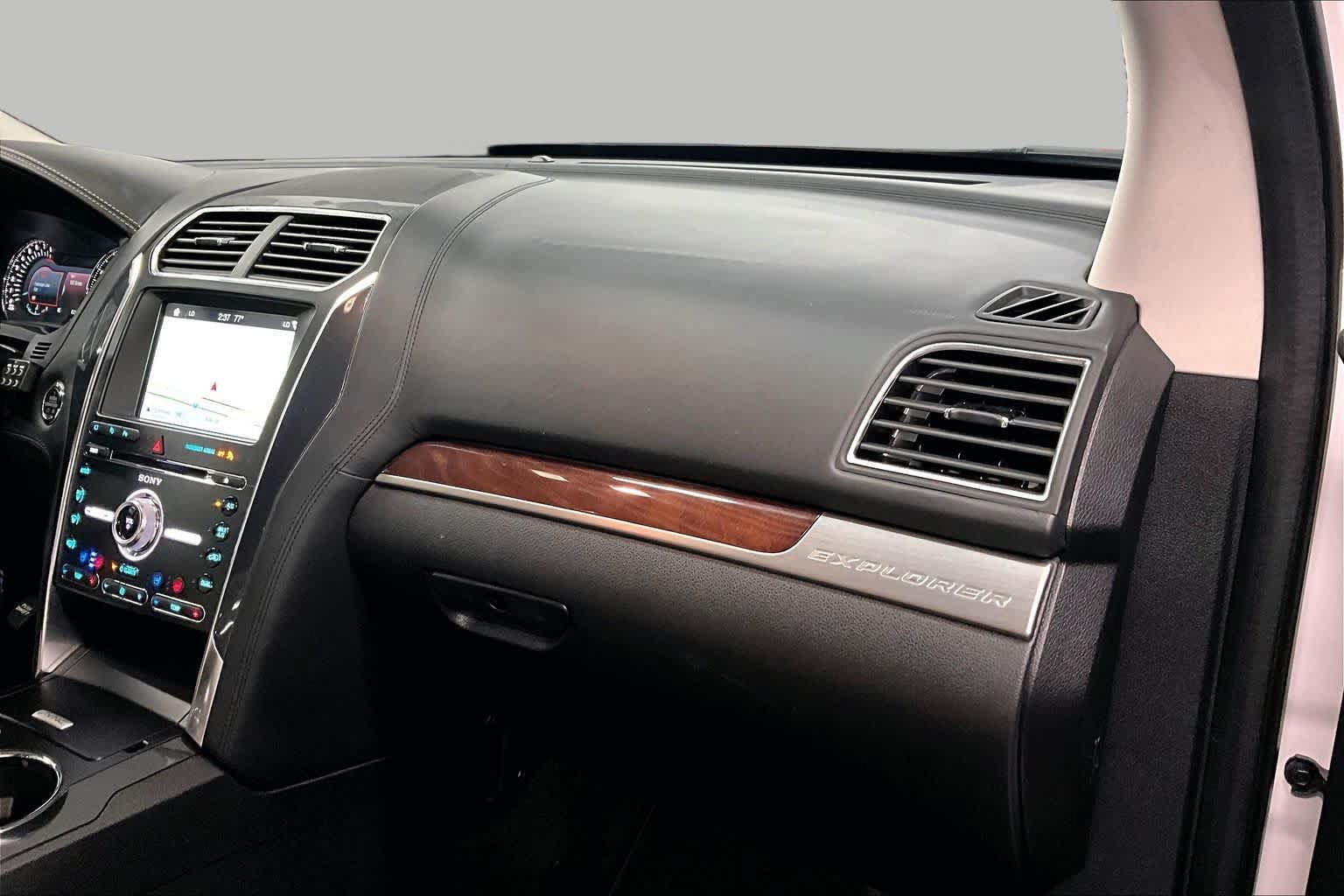 Used 2018 Ford Explorer Platinum AWD/4WD image 18