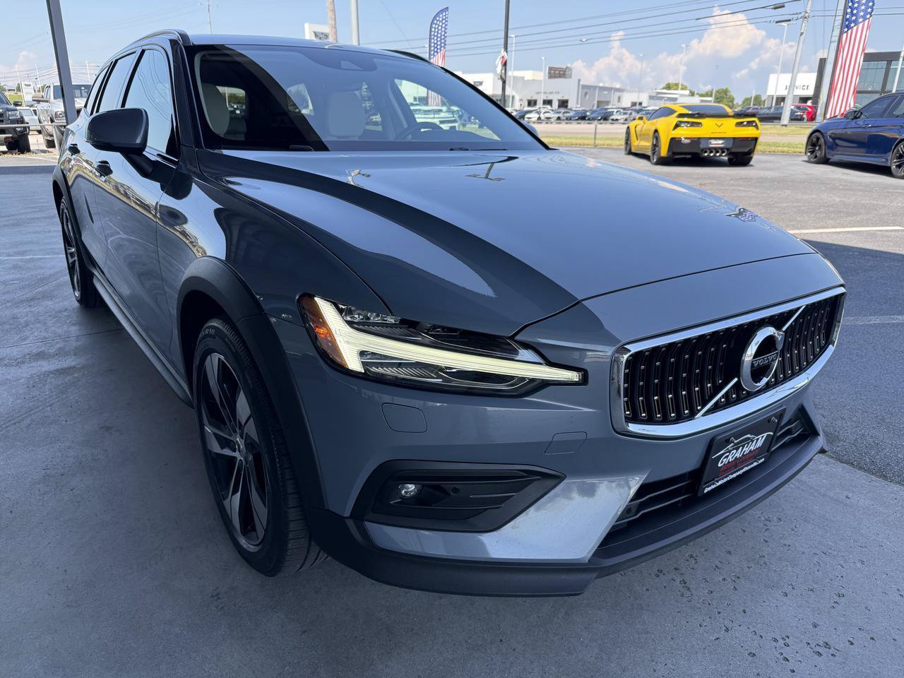 Used 2022 Volvo V60 T5 Cross Country AWD/4WD image 3