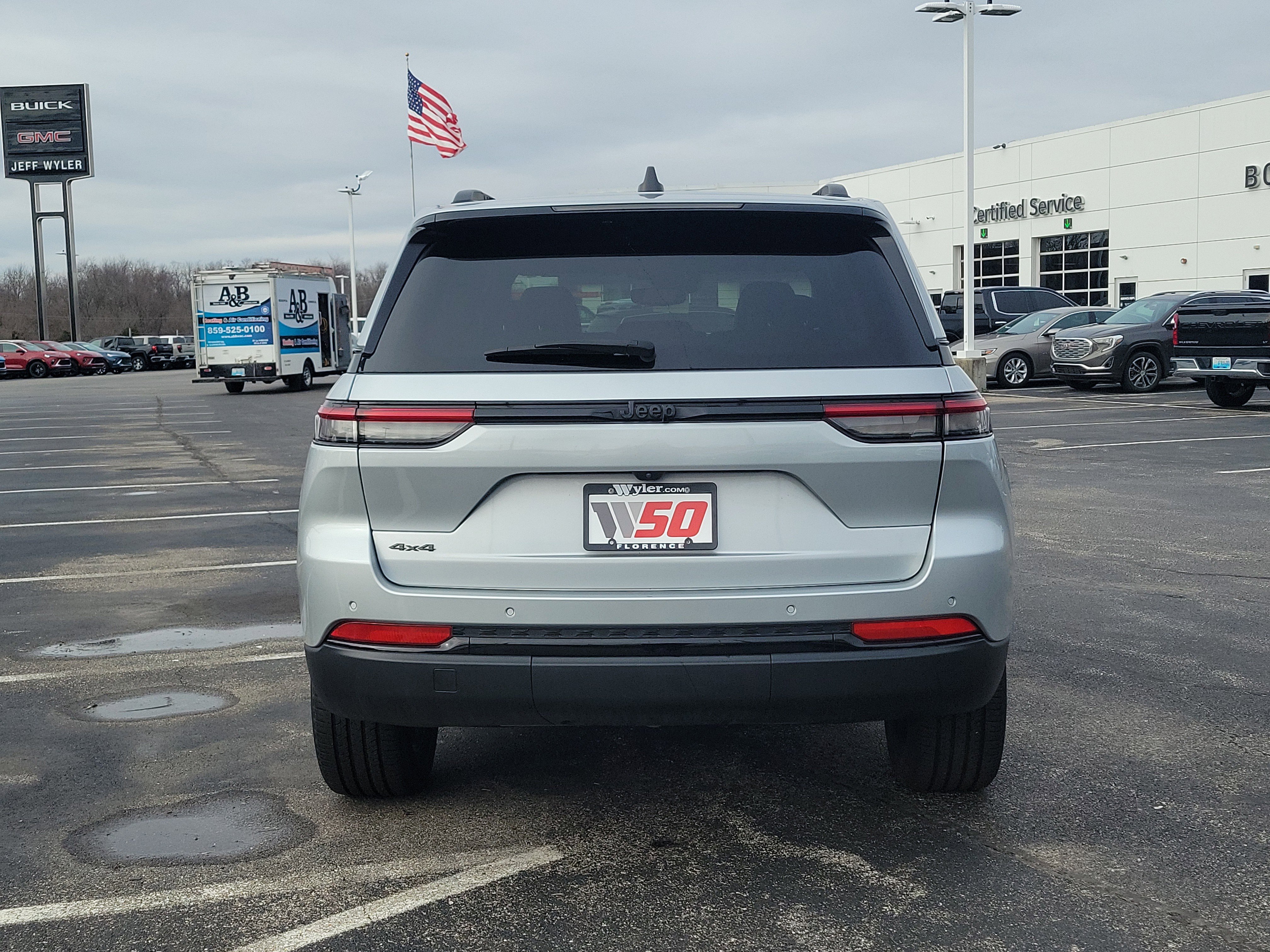 Used 2023 Jeep Grand Cherokee Altitude image 5