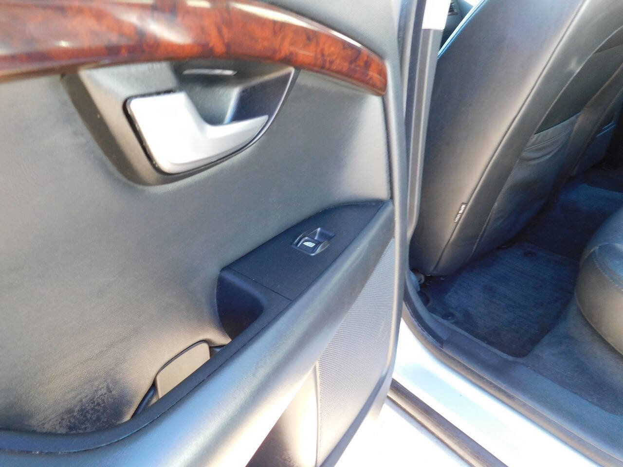 Used 2010 Volvo V70 image 13