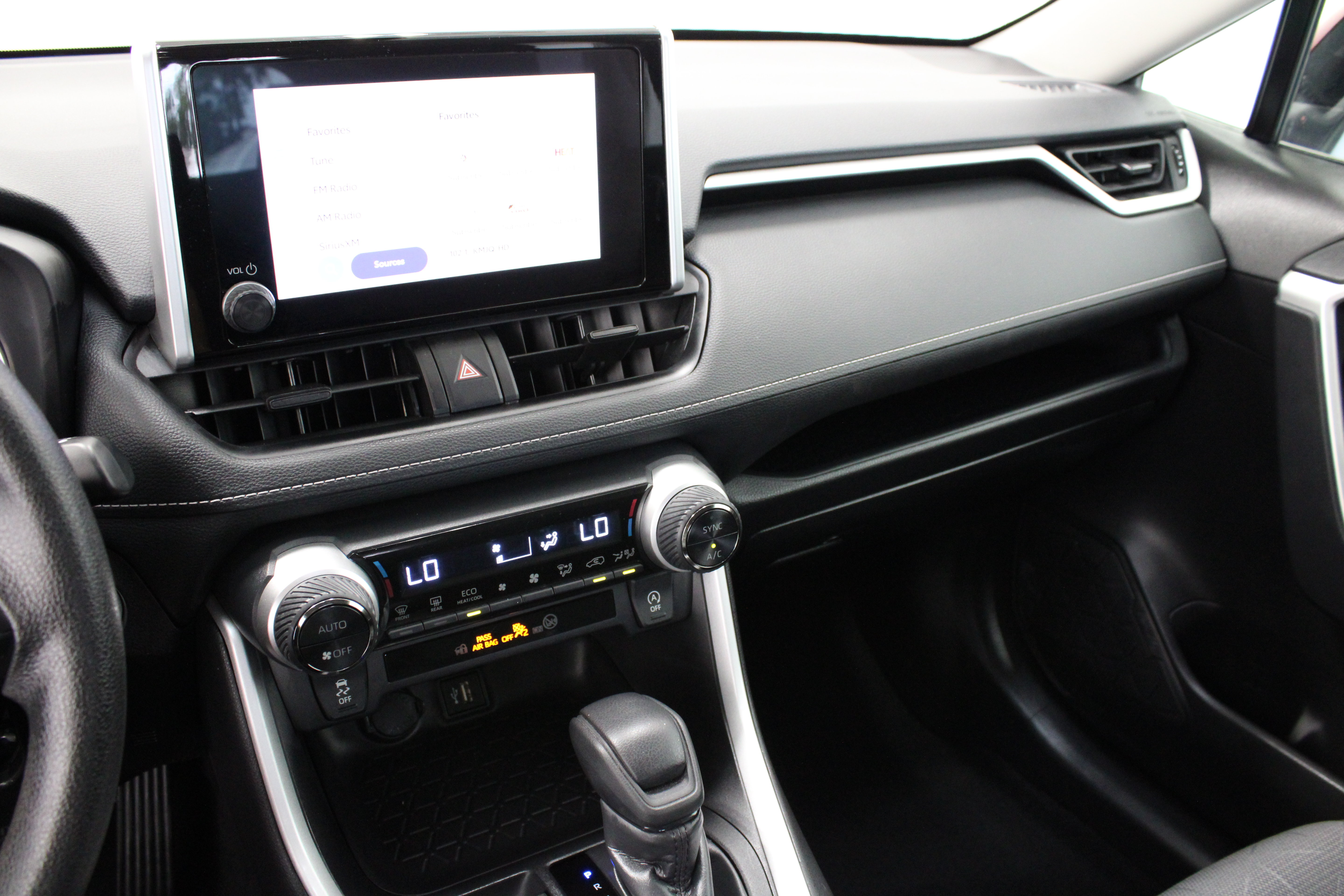 Used 2025 Toyota RAV4 XLE FWD image 16