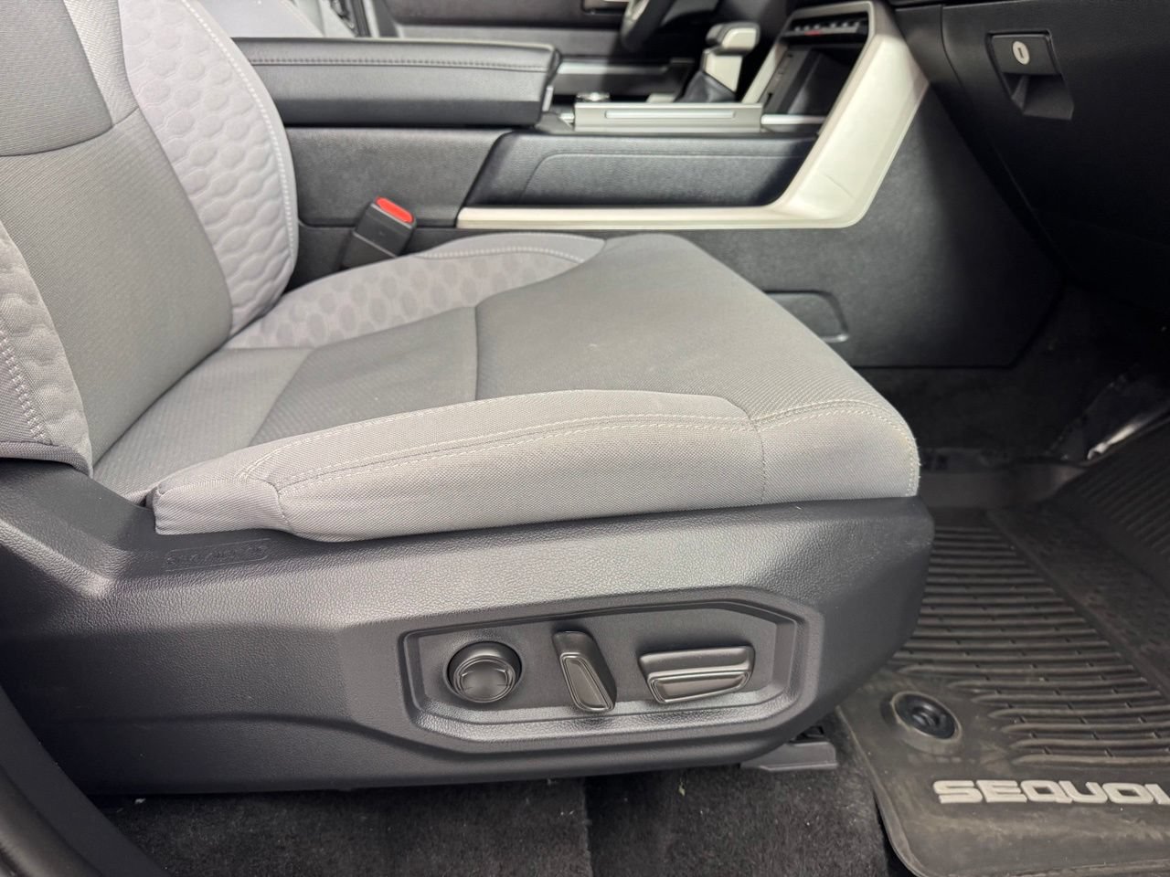 Used 2025 Toyota Sequoia SR5 AWD/4WD image 39
