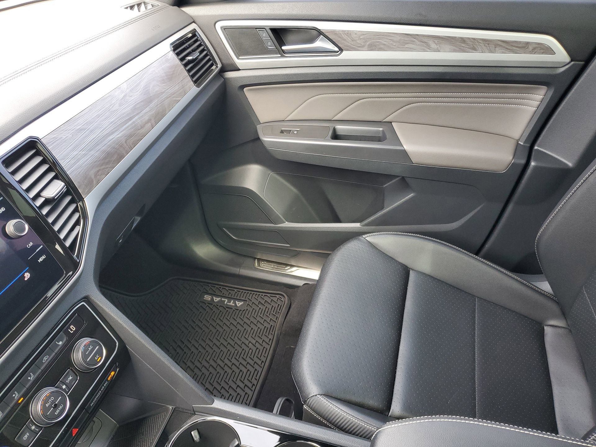 Used 2022 Volkswagen Atlas Cross Sport SE w/ Panoramic Sunroof Package image 27