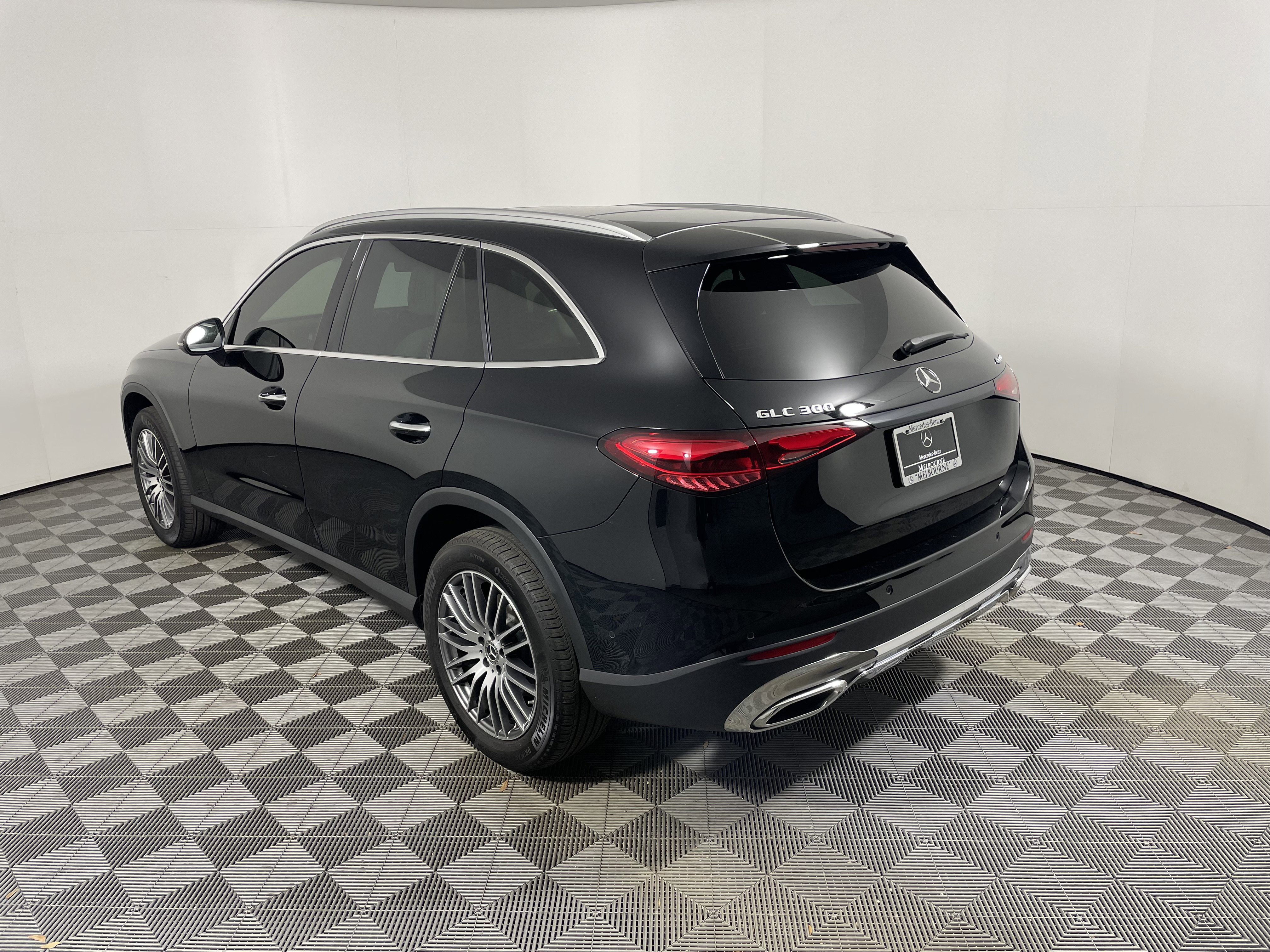 Used 2024 Mercedes-Benz GLC 300 4MATIC image 3