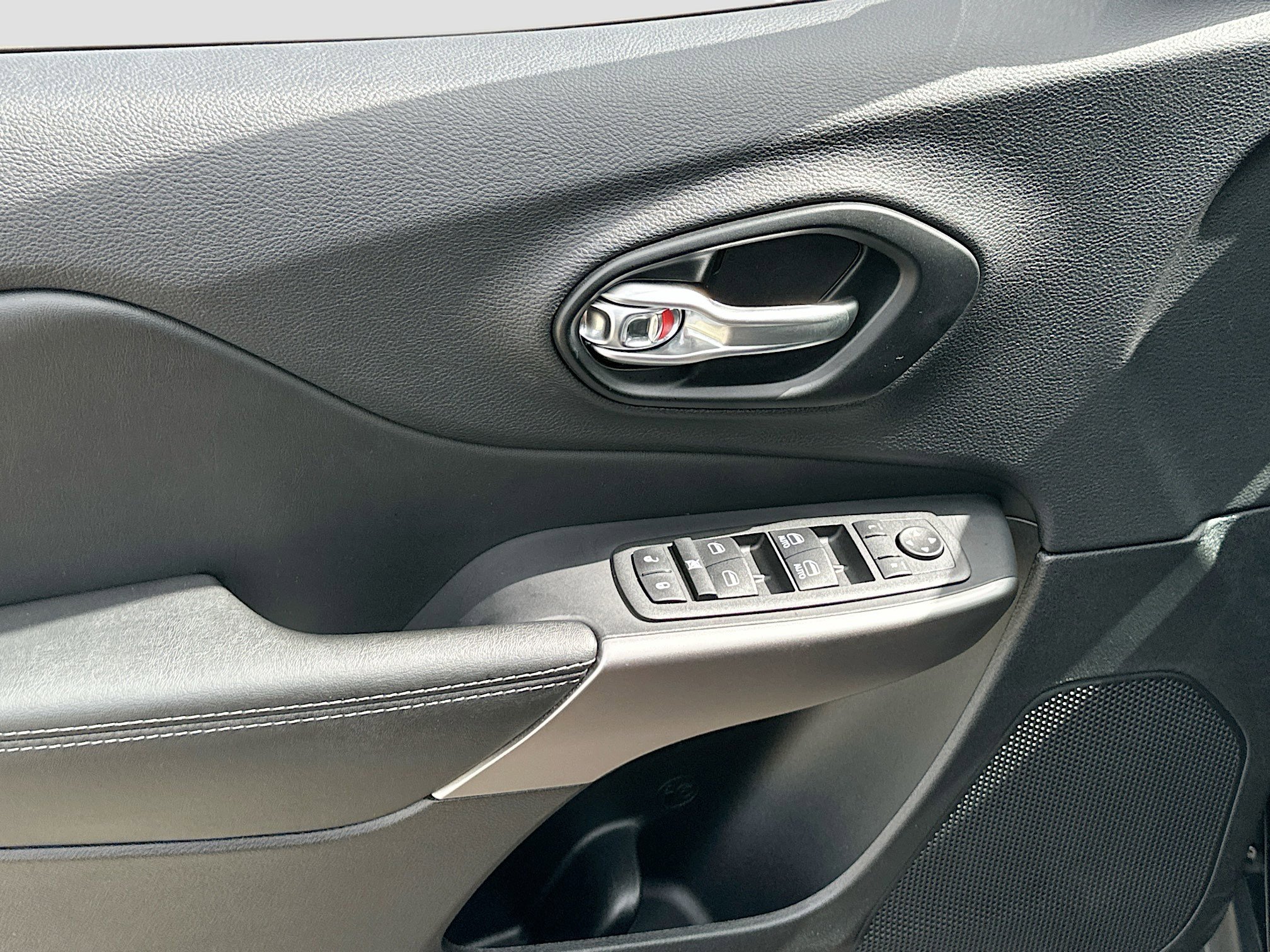 Used 2022 Jeep Cherokee Latitude Lux w/ Mopar Interior Package image 17