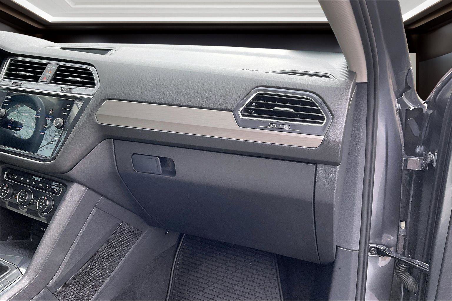 Used 2021 Volkswagen Tiguan SE w/ Panoramic Sunroof Package image 16