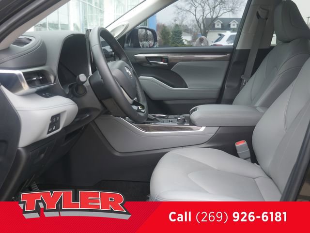 Used 2024 Toyota Highlander Limited AWD/4WD image 39