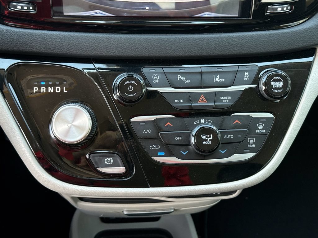 Used 2023 Chrysler Pacifica Touring-L FWD image 18