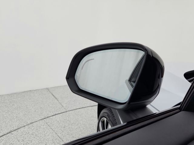 Certified 2022 Volvo XC40 P8 Recharge Plus image 32