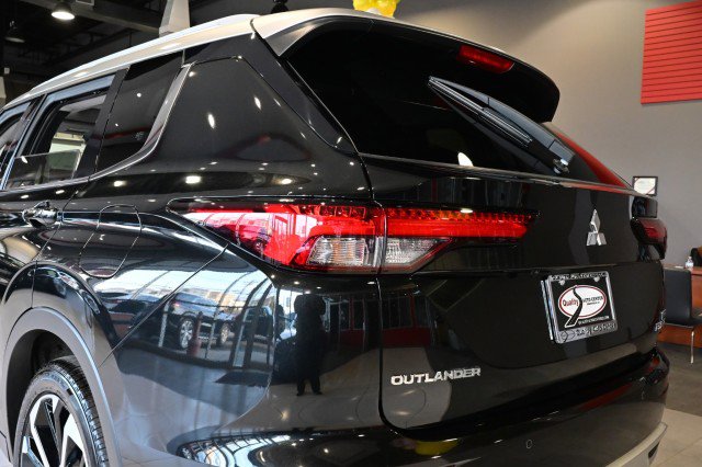 Used 2024 Mitsubishi Outlander SEL Black Edition image 12