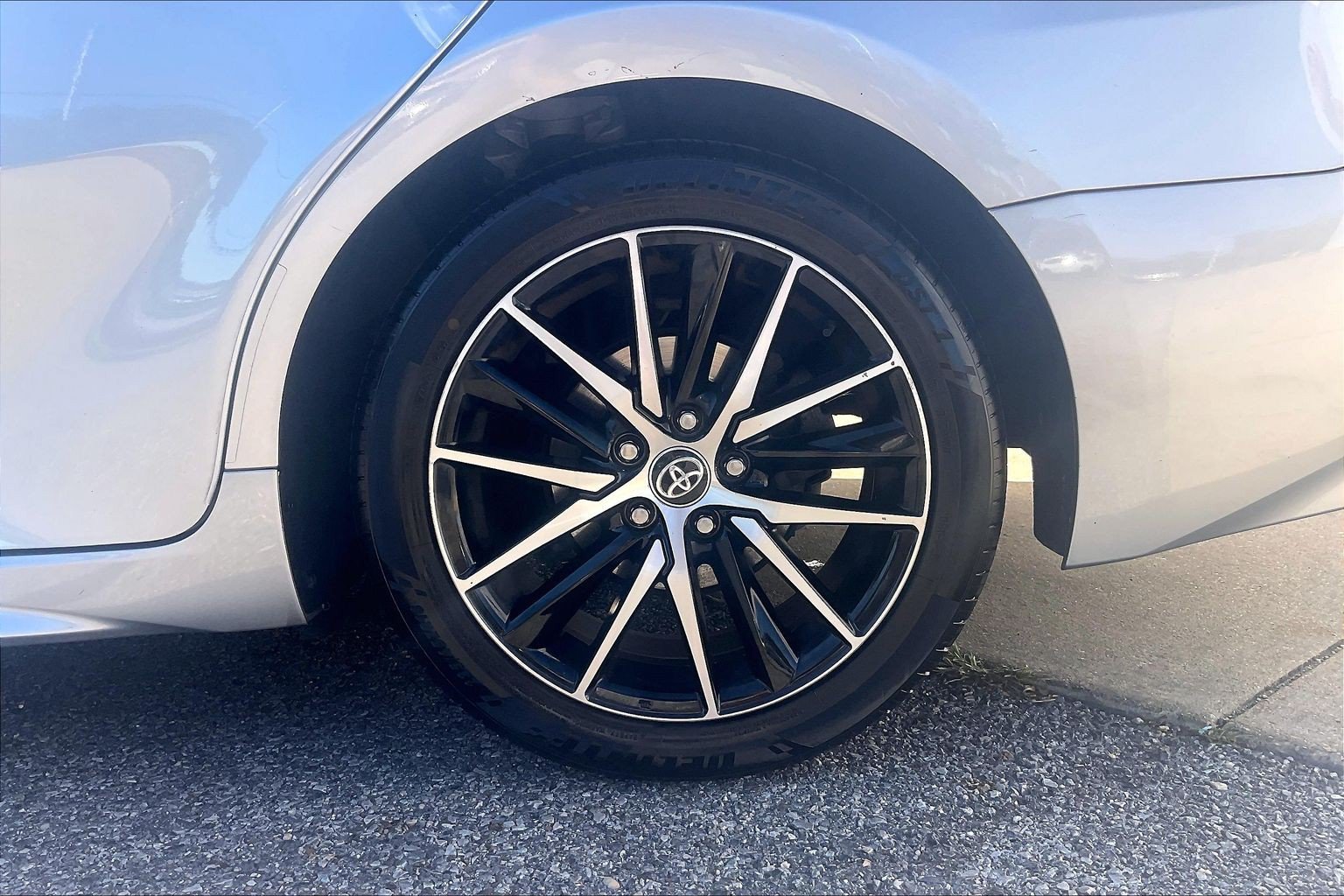 Used 2023 Toyota Camry SE w/ Cold Weather Package FWD image 3