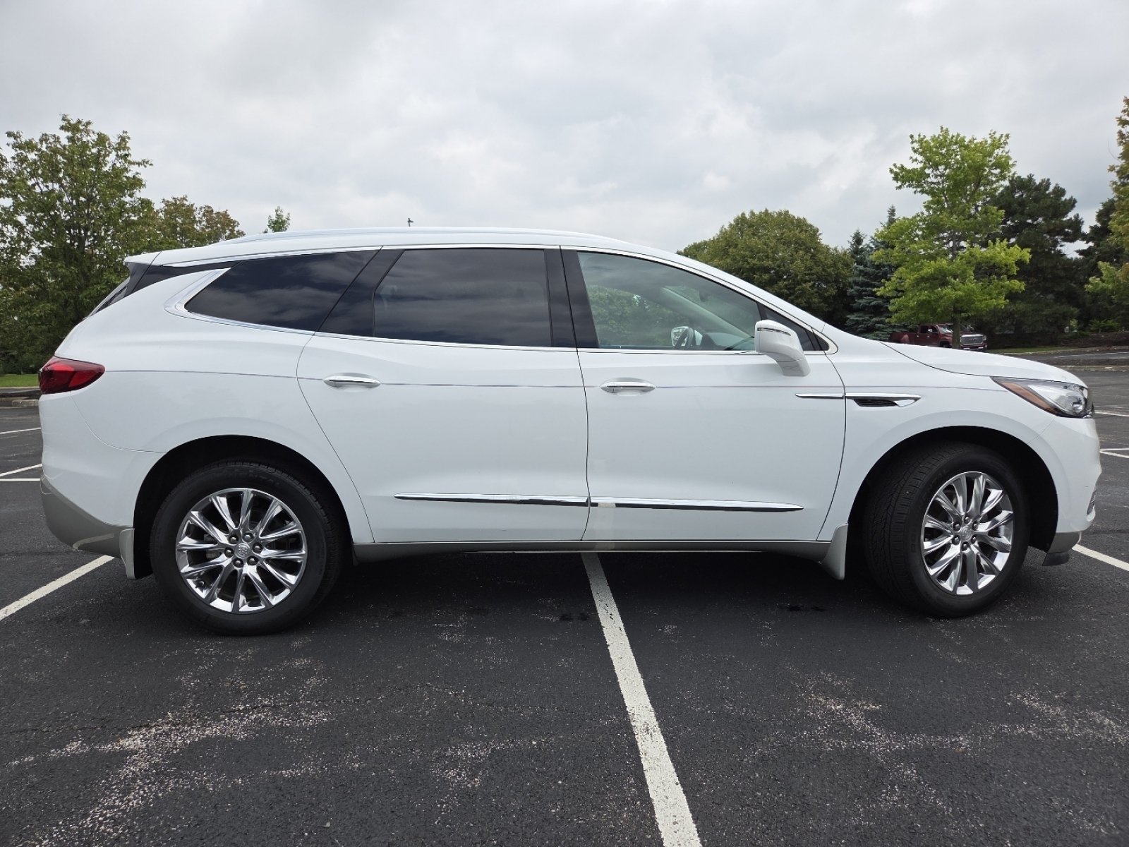 Used 2020 Buick Enclave Premium w/ Sun and Sites Package FWD image 23