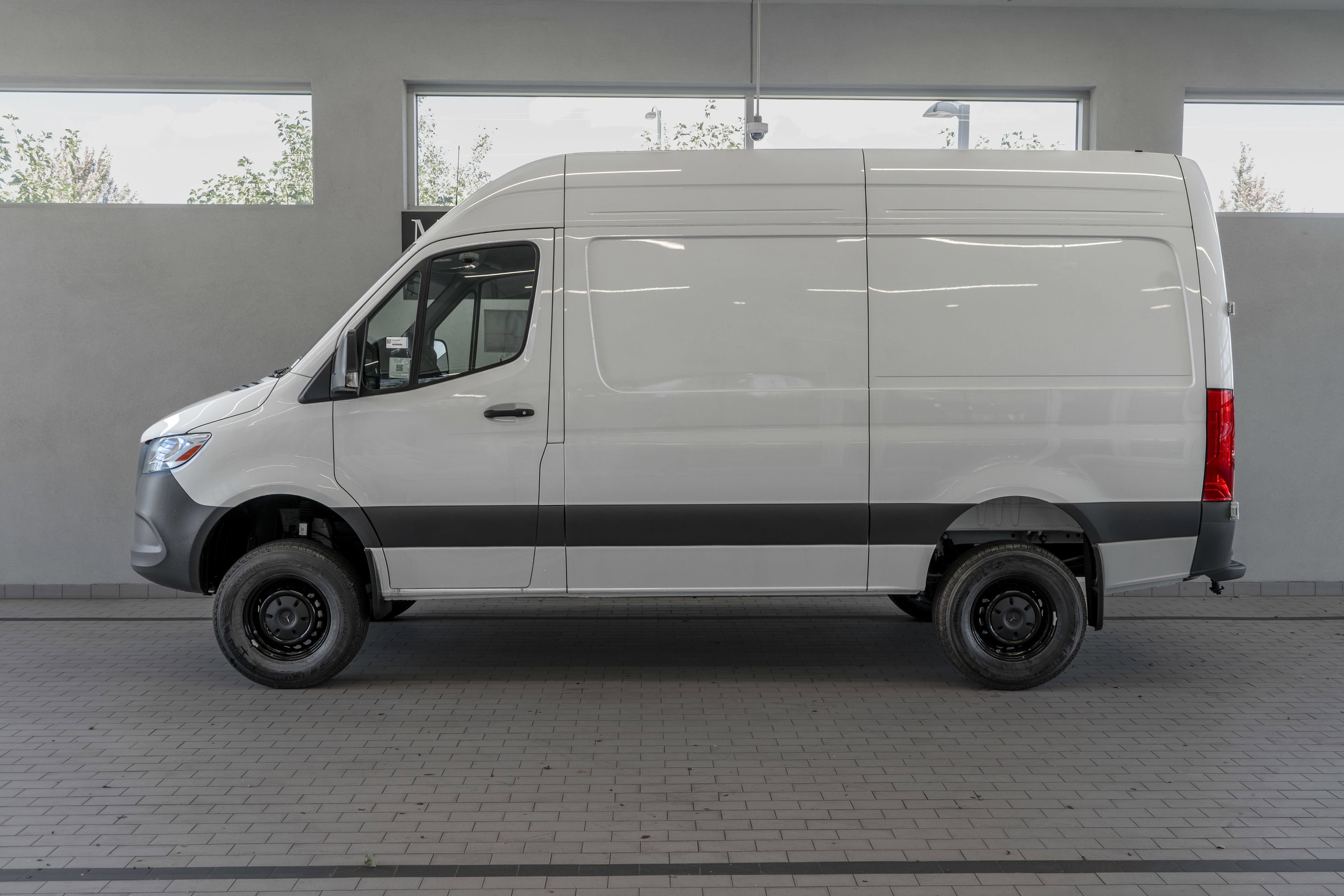 Used 2025 Mercedes-Benz Sprinter 2500 image 2