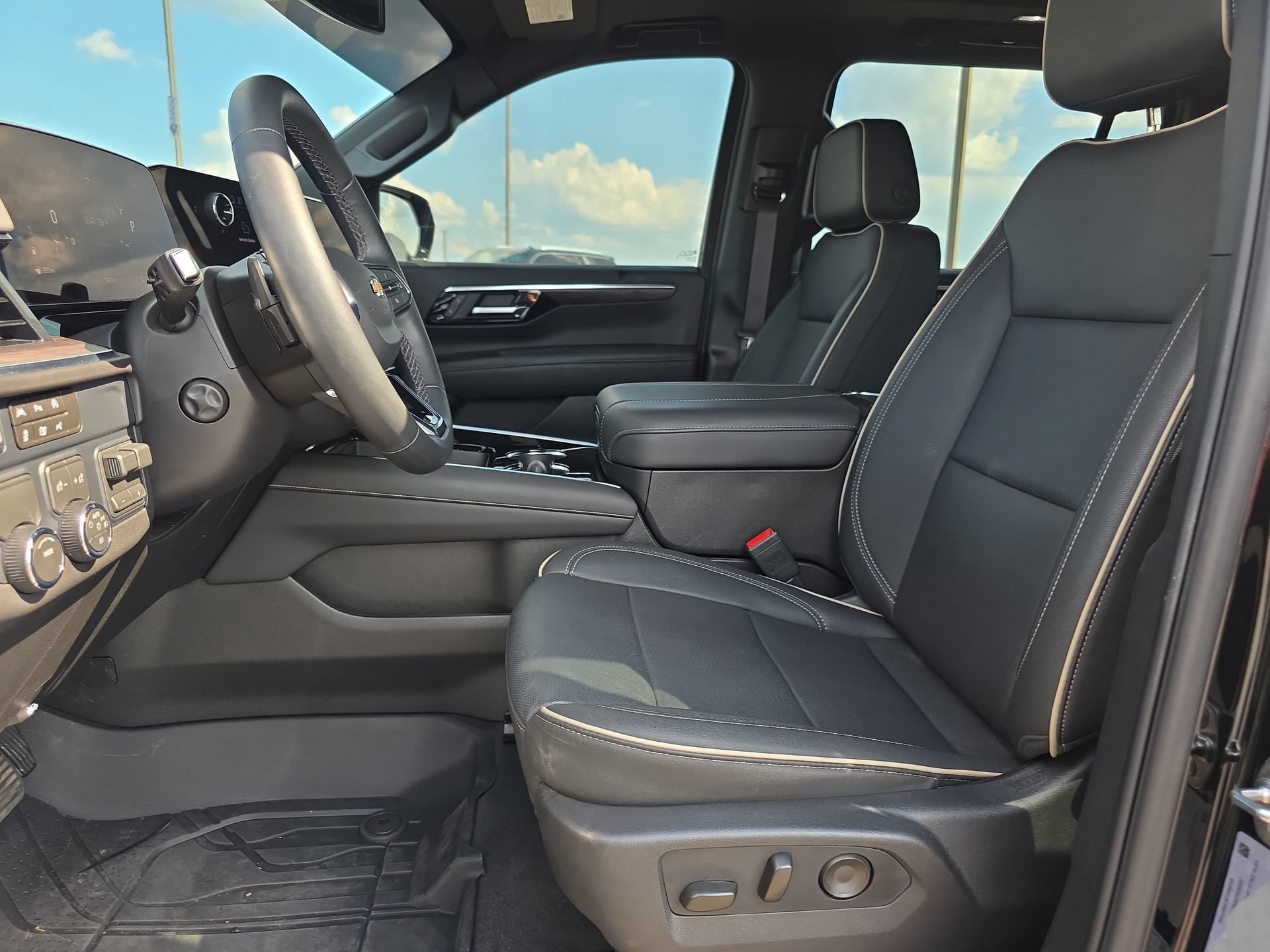 Used 2026 Chevrolet Suburban Premier w/ Sun And Tow Package RWD image 10