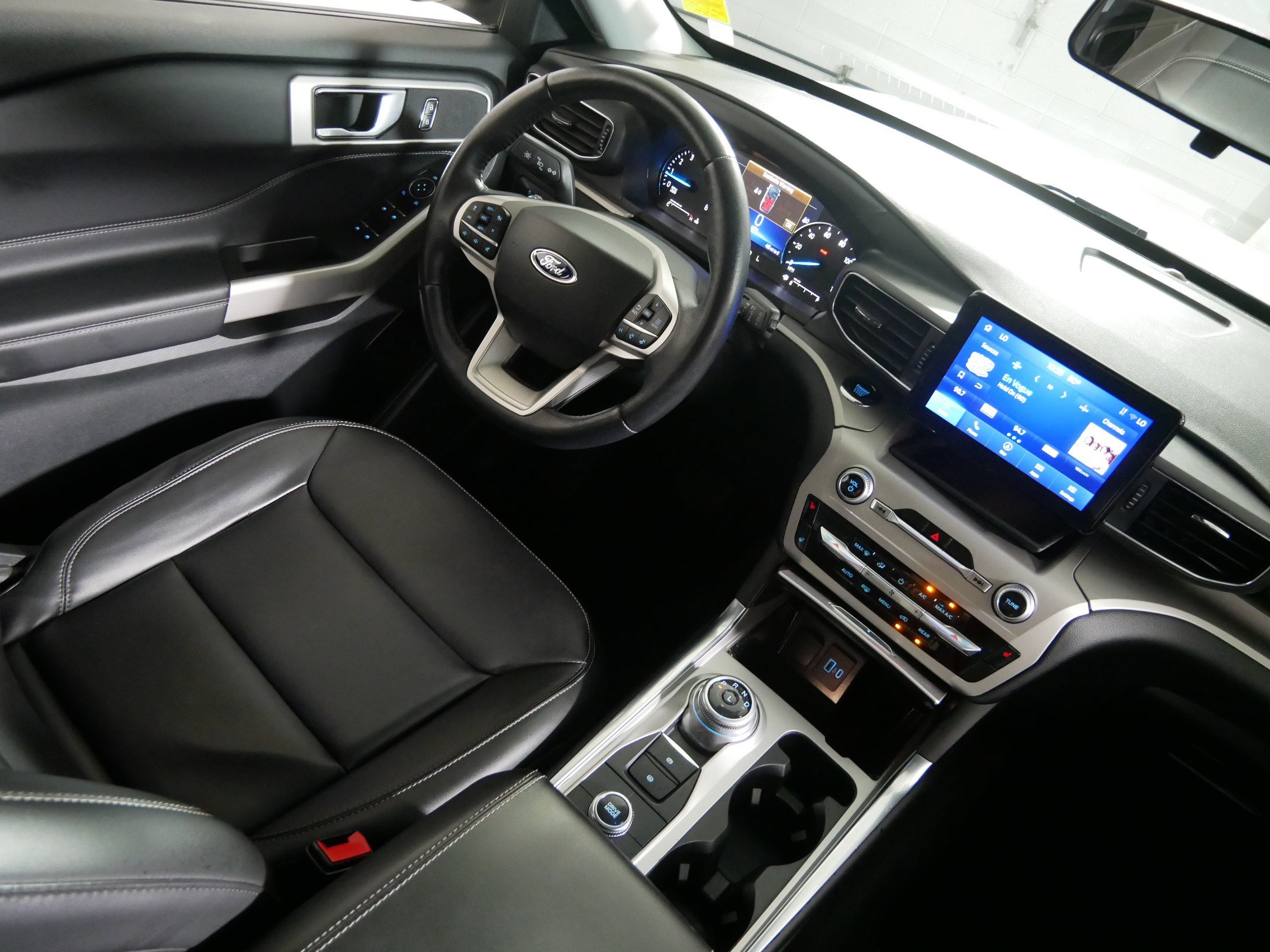 Used 2023 Ford Explorer XLT AWD/4WD image 9