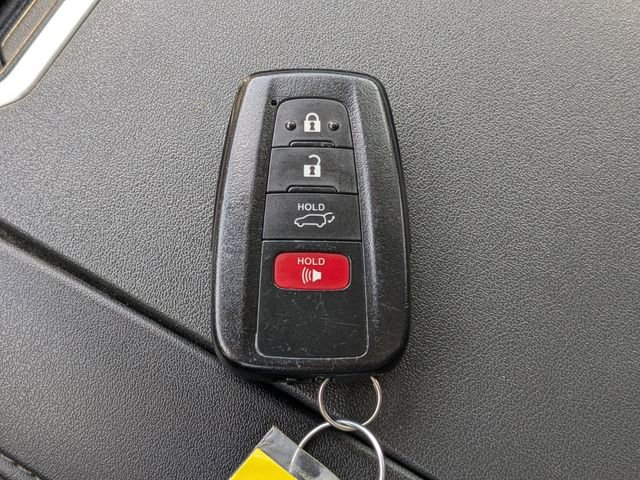 Used 2020 Toyota Highlander XLE AWD/4WD image 32