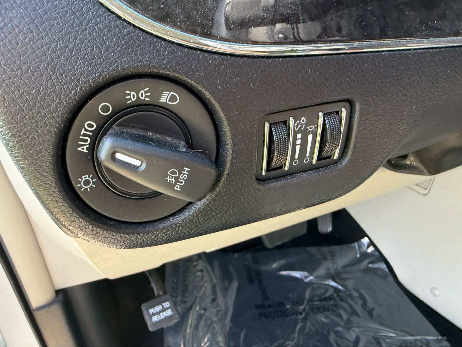 Used 2016 Chrysler Town & Country Touring FWD image 19