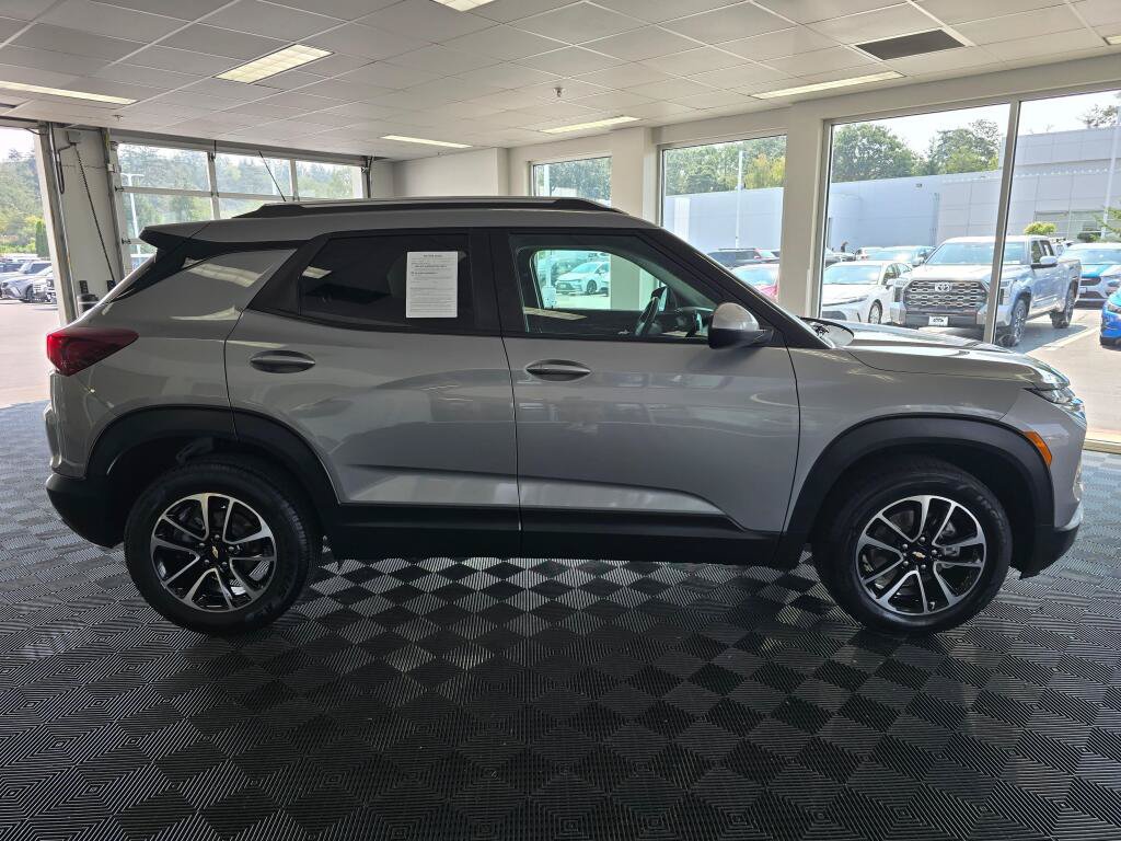 Used 2025 Chevrolet TrailBlazer LT AWD/4WD image 2