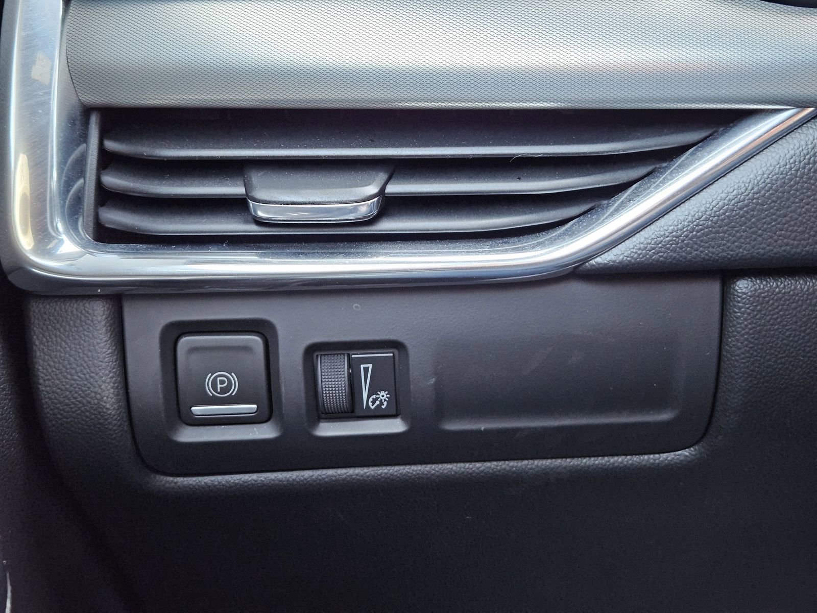 Certified 2023 Cadillac XT4 Premium Luxury w/ Driver Assist Package image 25