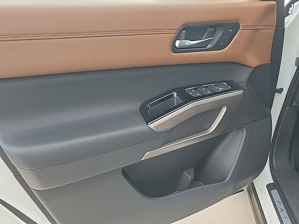 Used 2023 Nissan Pathfinder Platinum w/ Cargo Package image 33