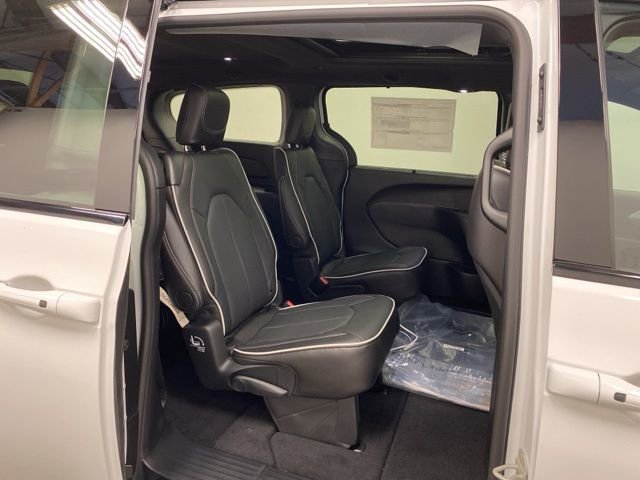 New 2026 Chrysler Pacifica Limited image 28