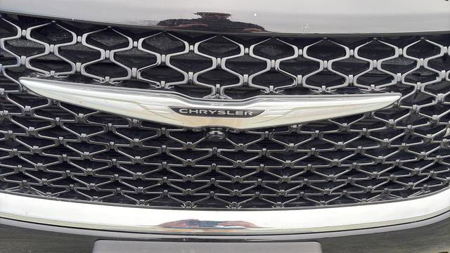 Used 2024 Chrysler Pacifica Touring-L image 9