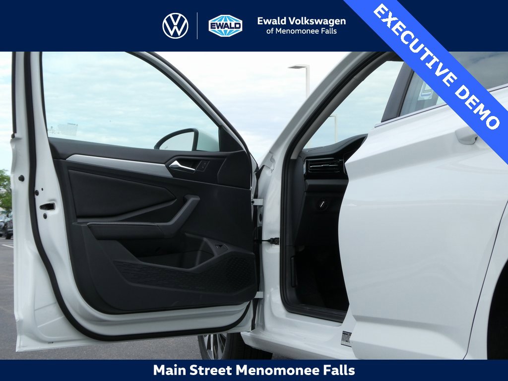 Certified 2025 Volkswagen Jetta S image 32
