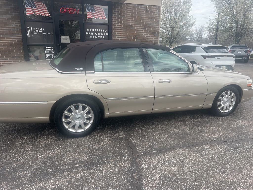 Used 2009 Lincoln Town Car Signature Limited RWD image 1