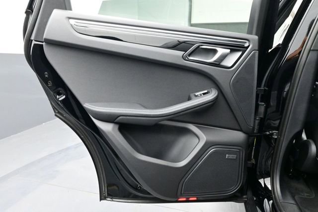 Certified 2025 Porsche Macan AWD/4WD image 13