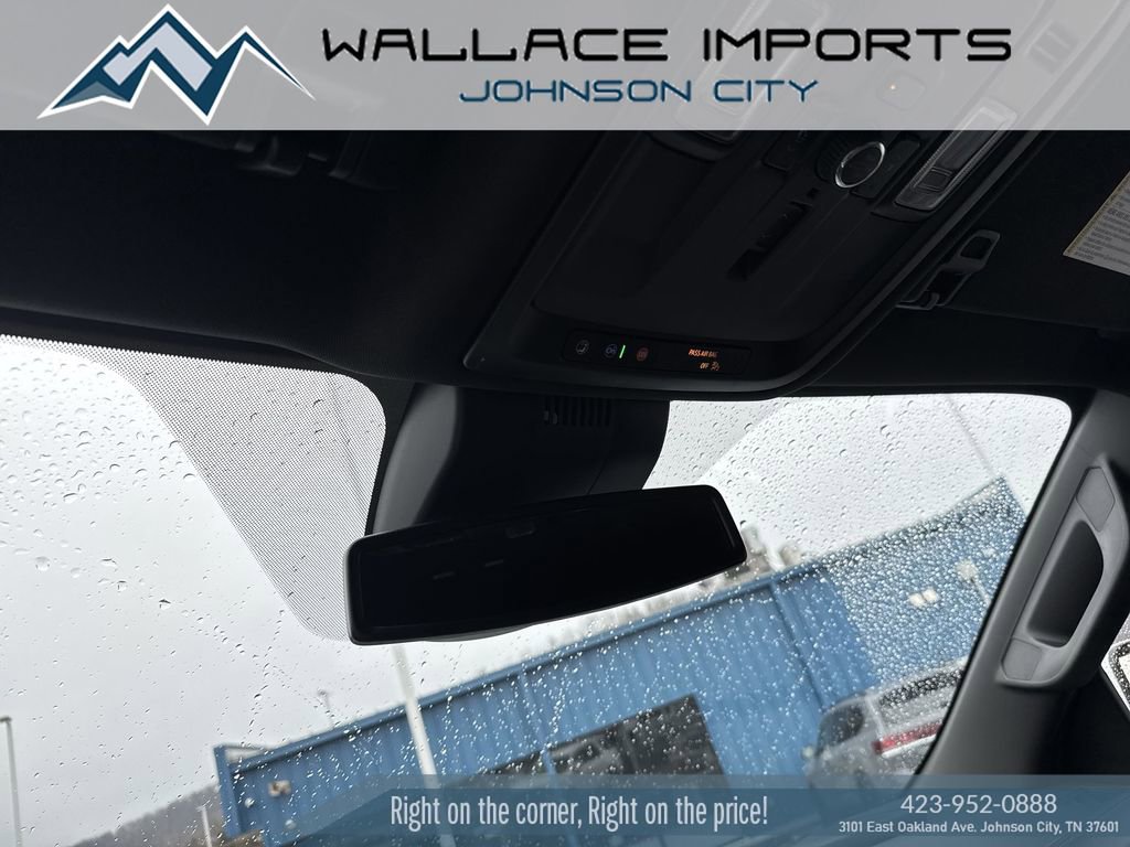 Used 2025 GMC Yukon Denali AWD/4WD image 16