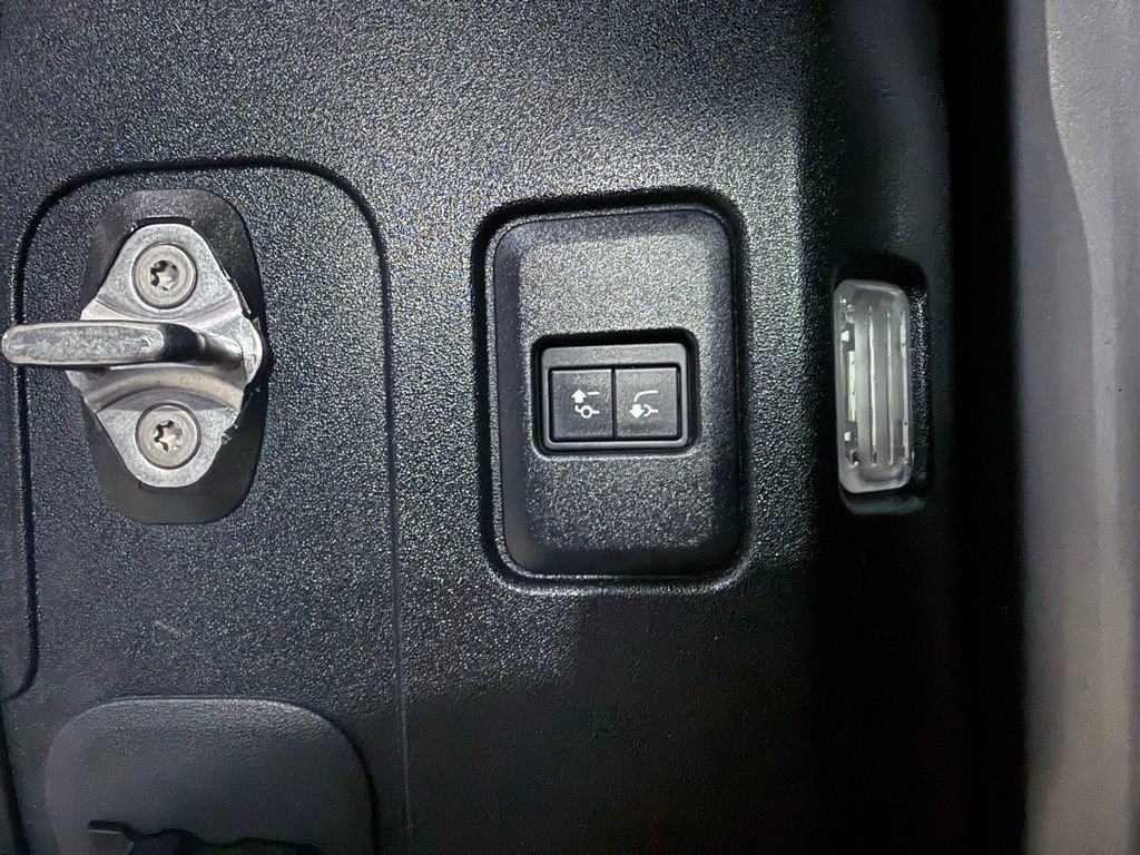 Used 2022 Land Rover Defender 110 X-Dynamic SE image 35