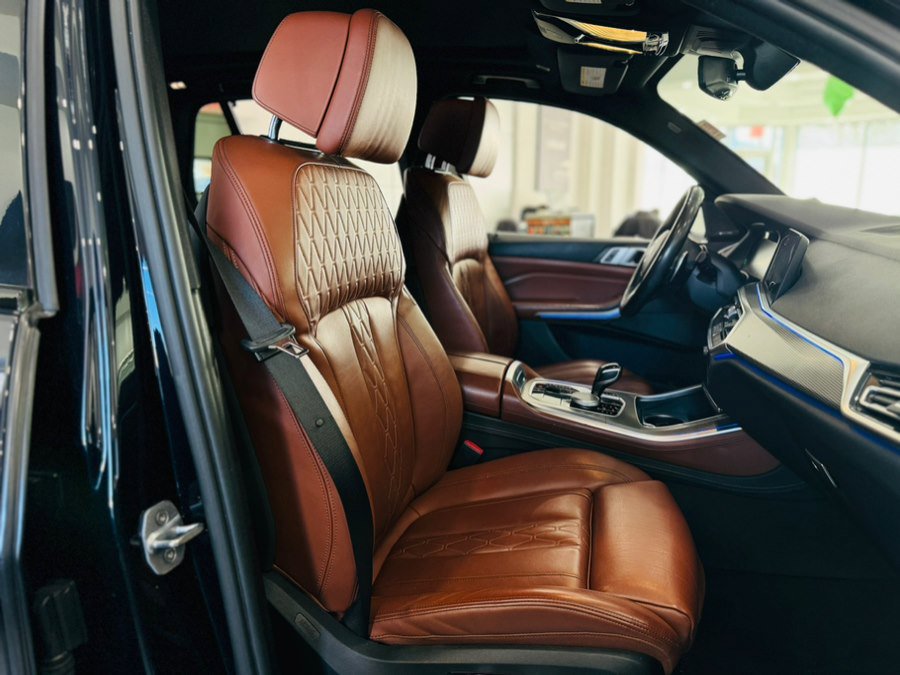 Used 2019 BMW X5 xDrive50i w/ M Sport Package image 21