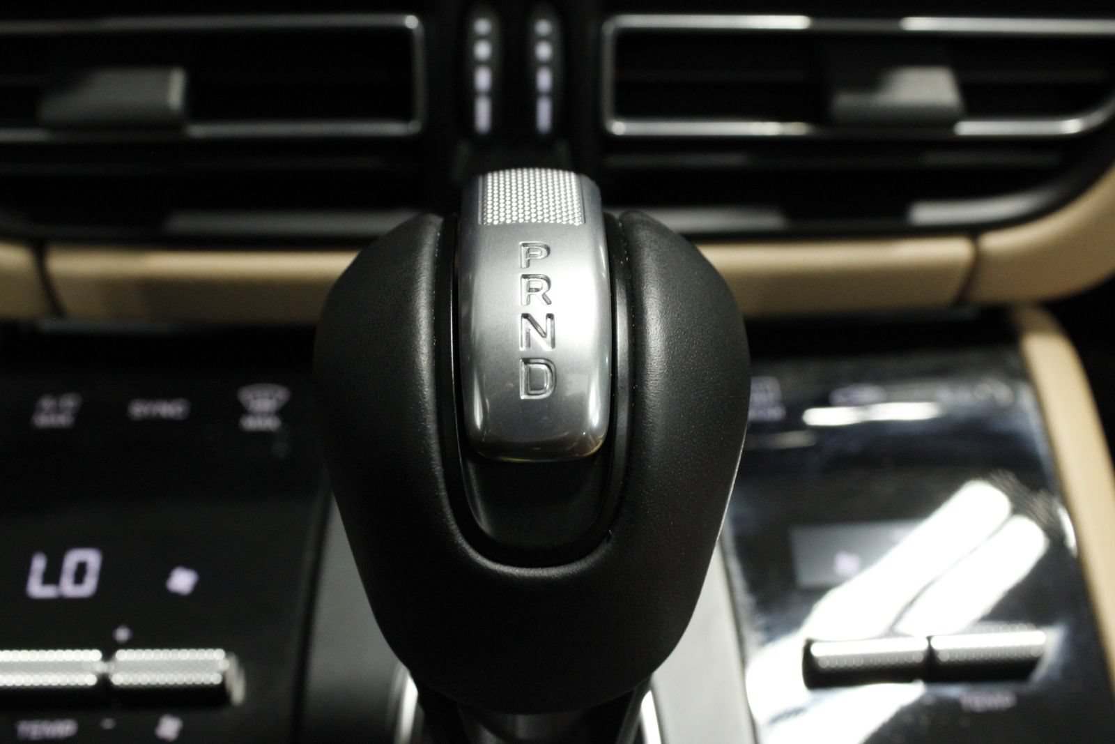 Certified 2026 Porsche Macan AWD/4WD image 34