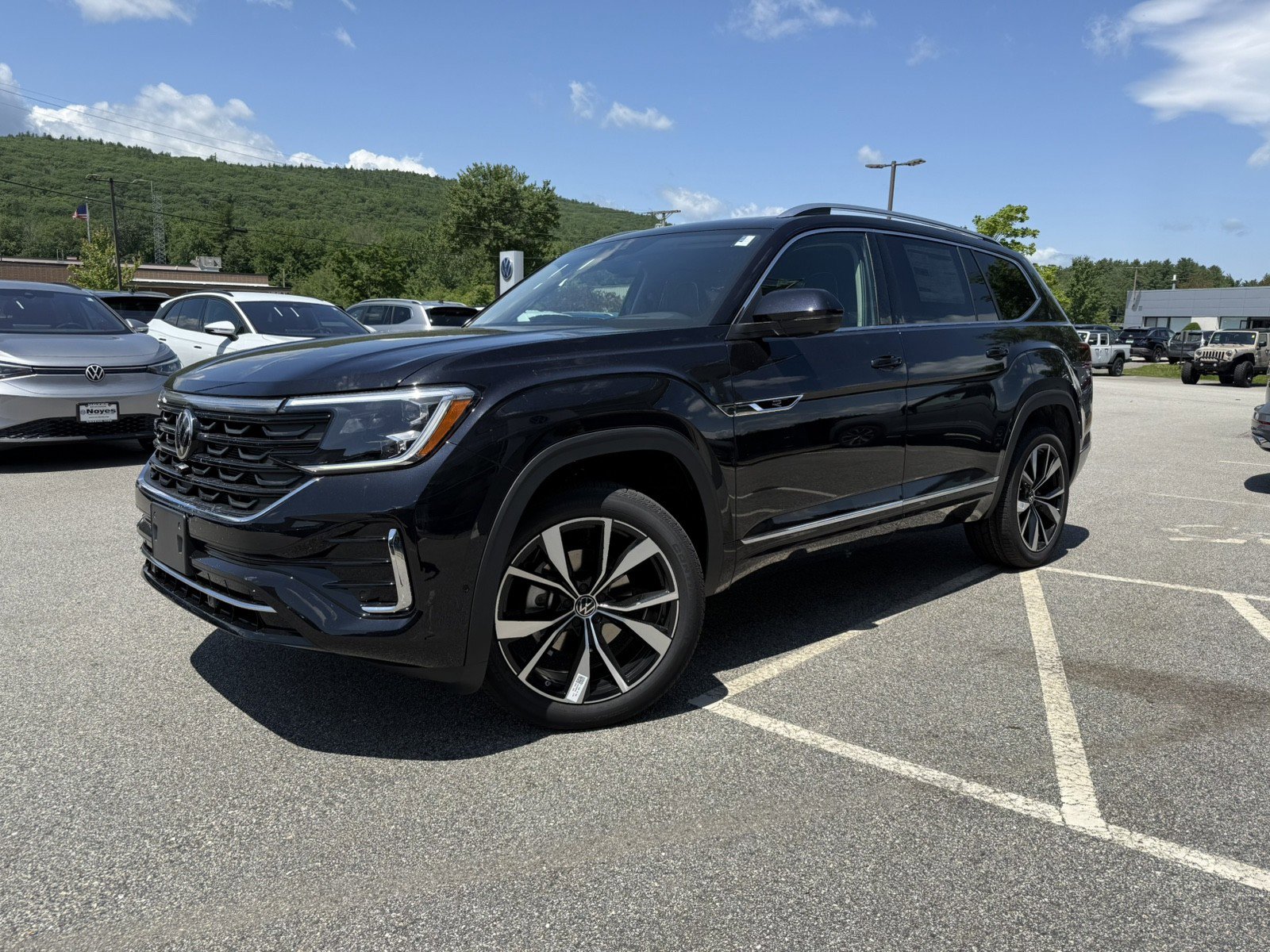 New 2025 Volkswagen Atlas SEL Premium R-Line image 1