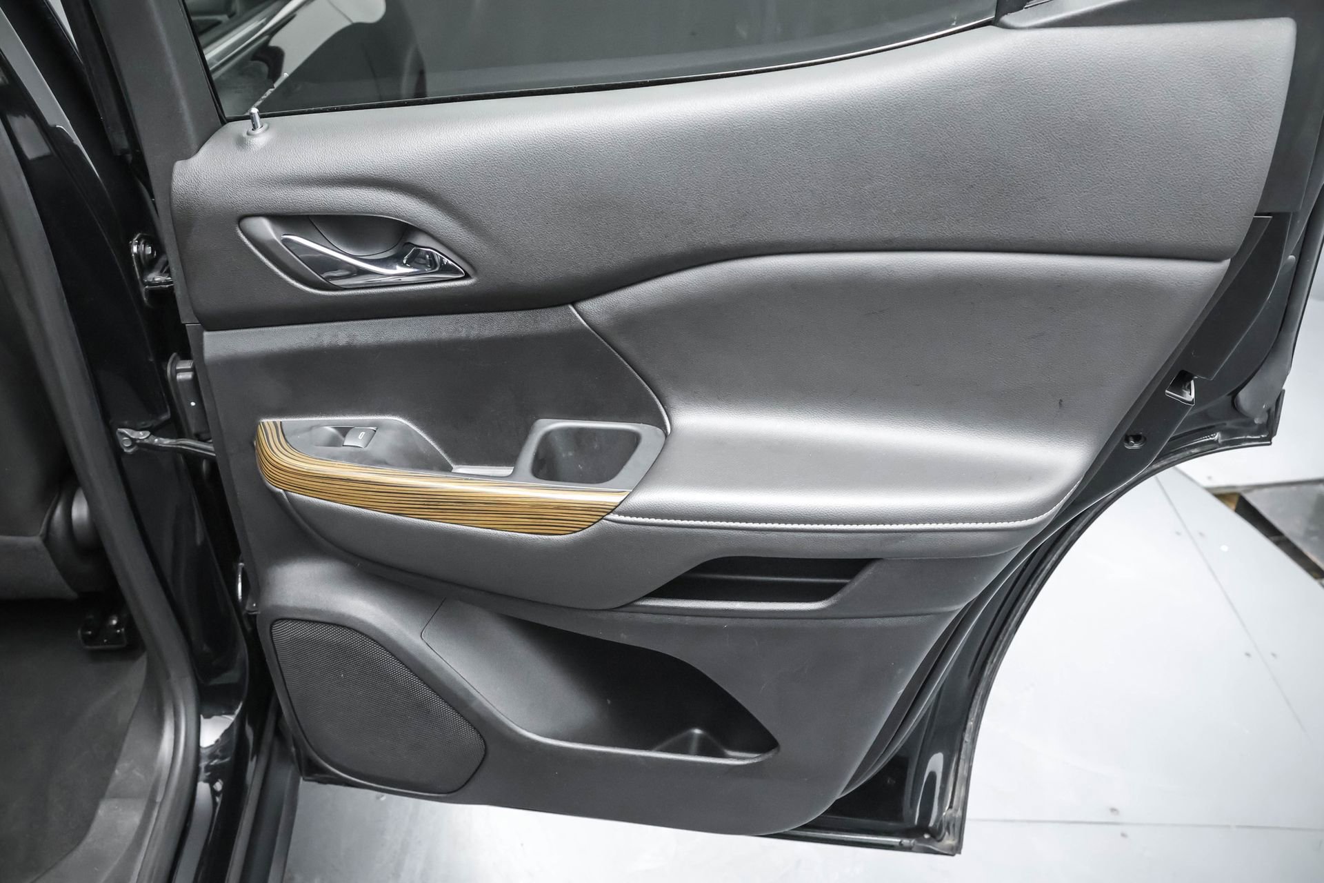 Used 2023 GMC Acadia SLE w/ Driver Convenience Package image 38