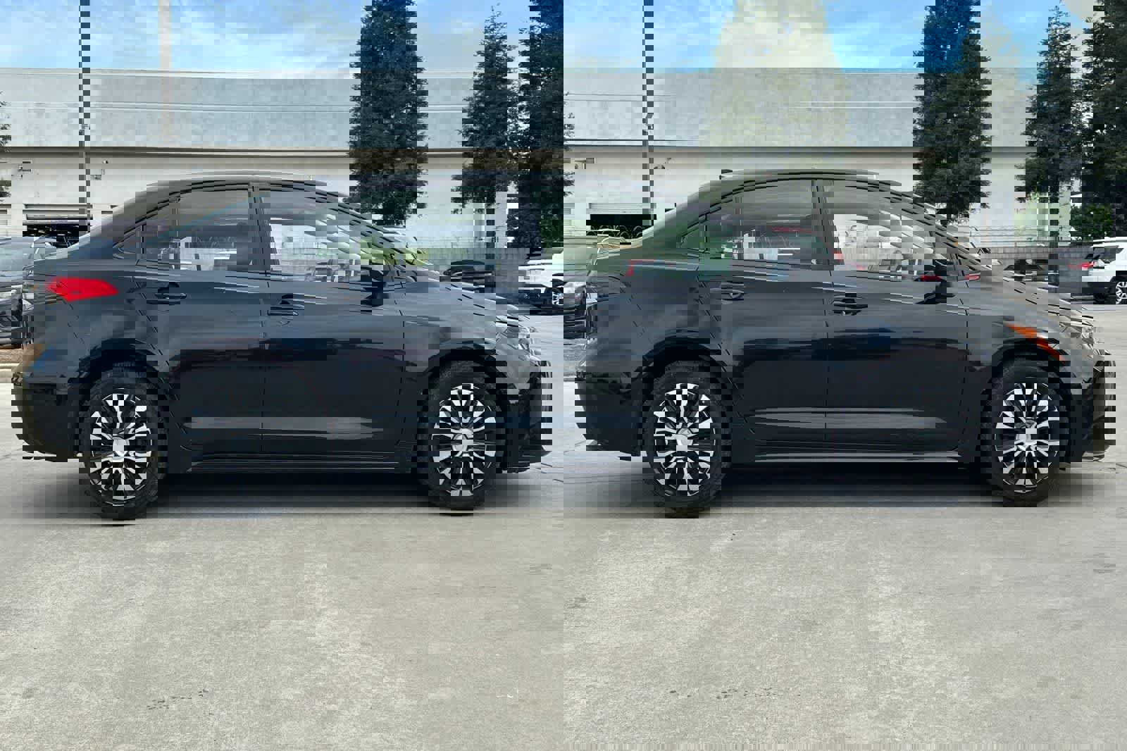 Used 2021 Toyota Corolla LE FWD image 9