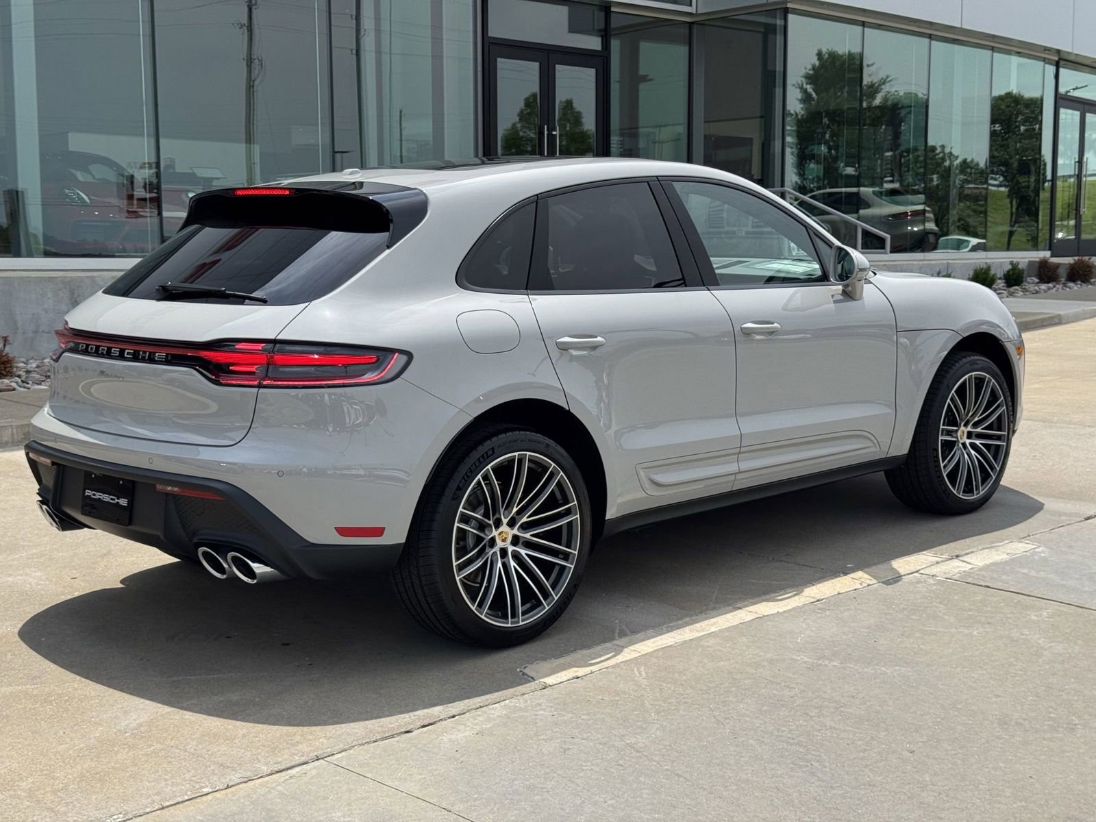 Certified 2025 Porsche Macan AWD/4WD image 7