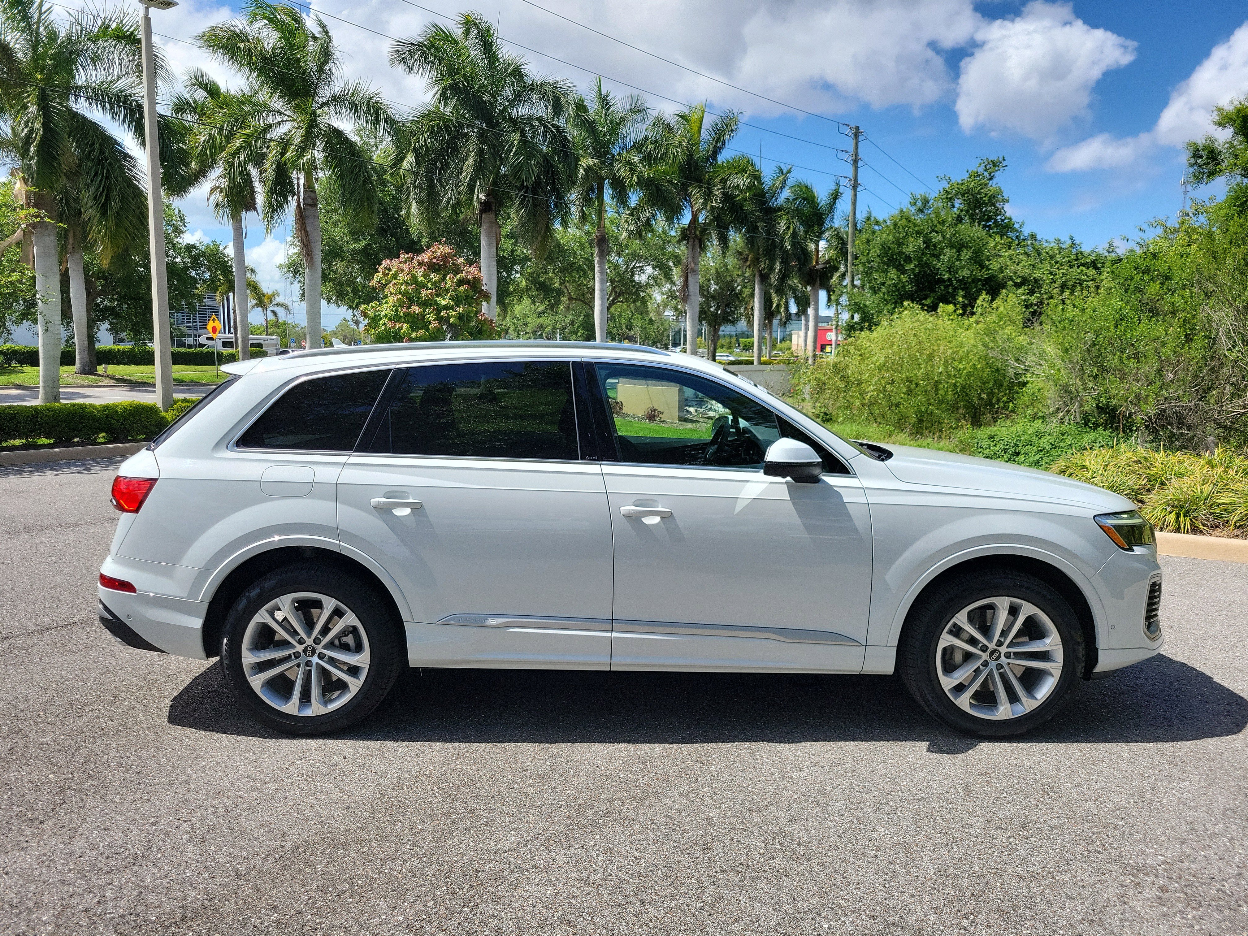 Certified 2025 Audi Q7 2.0T Premium AWD/4WD image 3