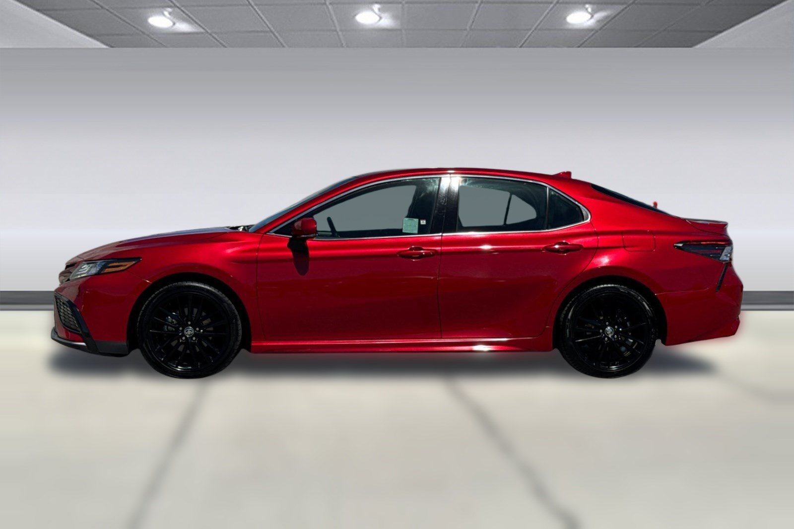 Used 2023 Toyota Camry XSE FWD image 2