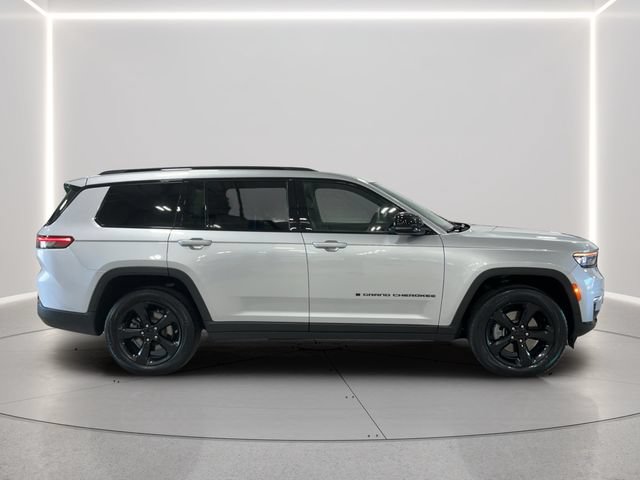 Used 2025 Jeep Grand Cherokee L Limited w/ Black Appearance Package AWD/4WD image 7