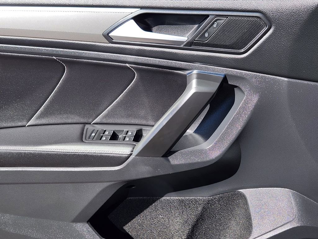 Used 2022 Volkswagen Tiguan SE R-Line image 3